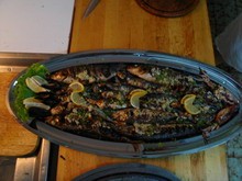 Geniessen Sie frischen Fisch: knusprig vom Holzkohlengrill und delikat gewürzt. Crispy fish: freshly prepared on the barbecue an deliciously seasoned.