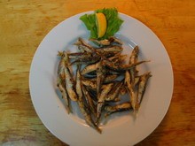Kross zubereitete Sardellen: eine leckere Vorspeise. Crispy anchovies: a delicious starter.