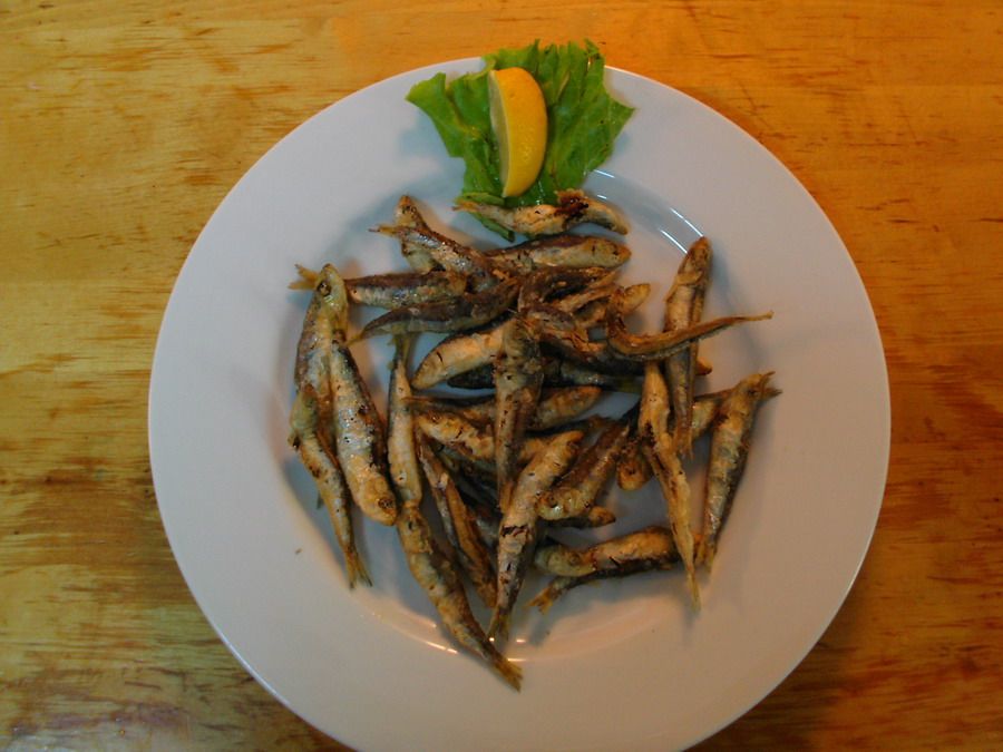 Kross zubereitete Sardellen: eine leckere Vorspeise. Crispy anchovies: a delicious starter.