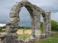 Antiker Torbogen beim römischen Heerlager Burnum. Historical archway of ancient roman military camp Burnum.