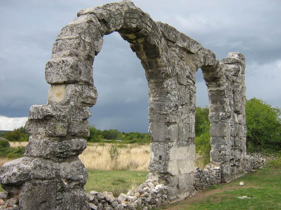 Antiker Torbogen beim römischen Heerlager Burnum. Historical archway of ancient roman military camp Burnum.