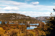 Blick auf die Krka im Krka-Nationalpark. View on the River Krka in the Krka national park.