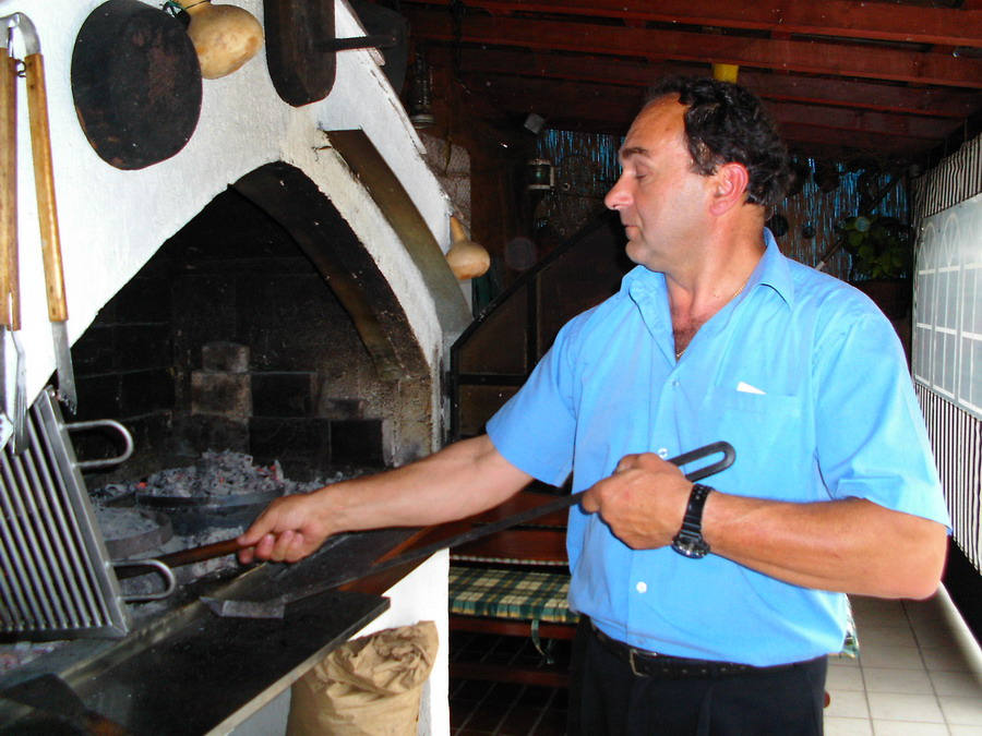 Leckere dalmatinische Spezialitaeten werden auf dem grossen Holzkohlegrill frisch zubereitet. Delicious dalmatian specialities are  prepared freshly on the large barbecue.