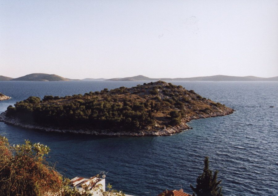 Blick auf die Insel Lukovnik. View onto the island Lukovnik.