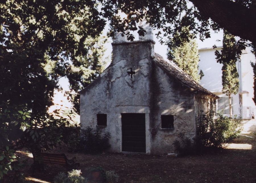 Die kleine Kirche Mala Gospe in Tribunj. The small chapel Mala Gospe in Tribunj.